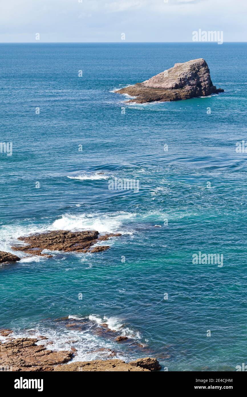 Isola di roccia a Cap Frehel in tempo soleggiato. Bretagna, Francia Foto Stock