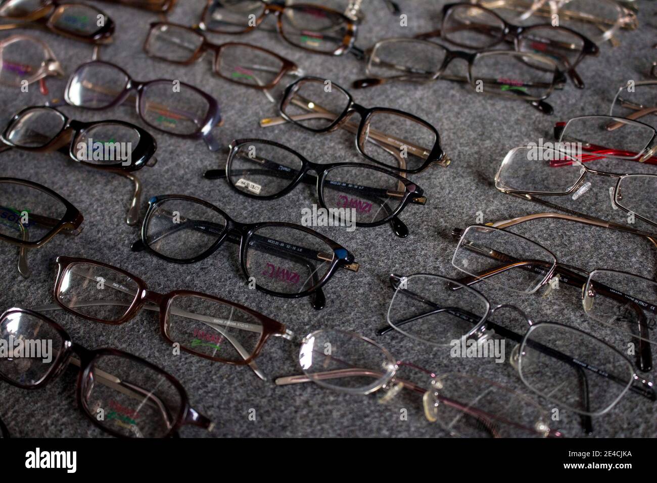 São Paulo / SP / Brasil - 01 03 18: Un sacco di stili diversi occhiali fianco a fianco che brillano su un tappeto grigio. Ci sono tipo di scuola moderna e vecchia Foto Stock