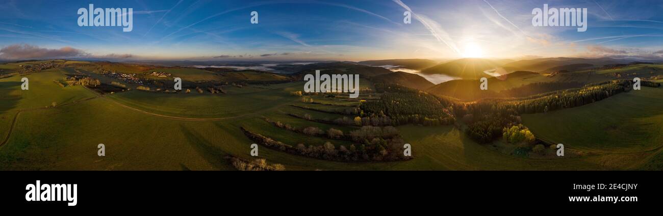 Germania, Turingia, Königsee, Unterhain, paesaggio, montagne, nebbia valle, alba, silhouette di montagna, vista aerea, retroilluminazione, panorama a 360 ° Foto Stock