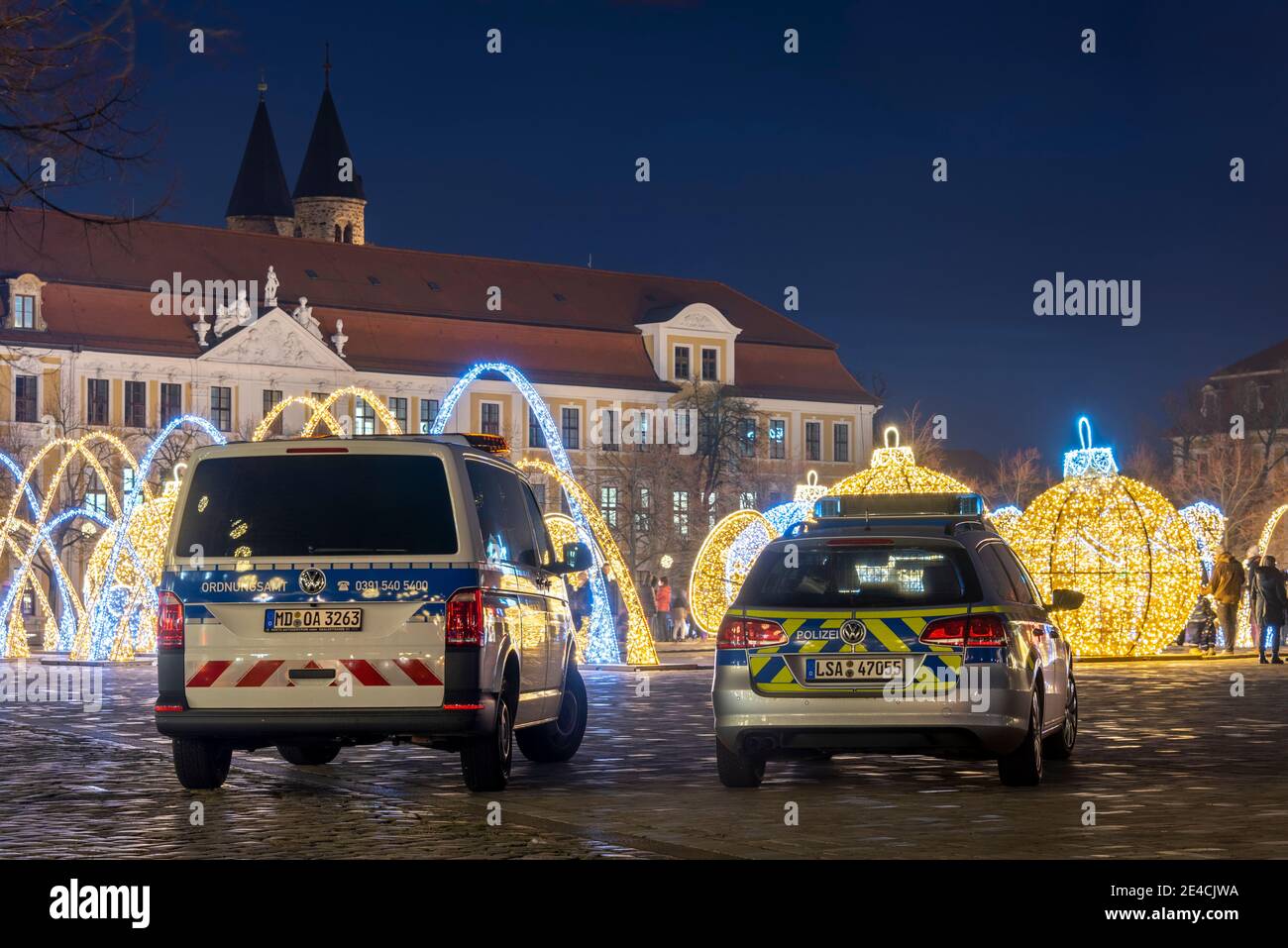 Germania, Sassonia-Anhalt, Magdeburgo, la polizia e l'ufficio dell'ordine pubblico stanno monitorando l'umore natalizio sul mondo delle luci durante la pandemia della corona. I visitatori devono mantenere la distanza e prestare attenzione alle norme igieniche. Foto Stock