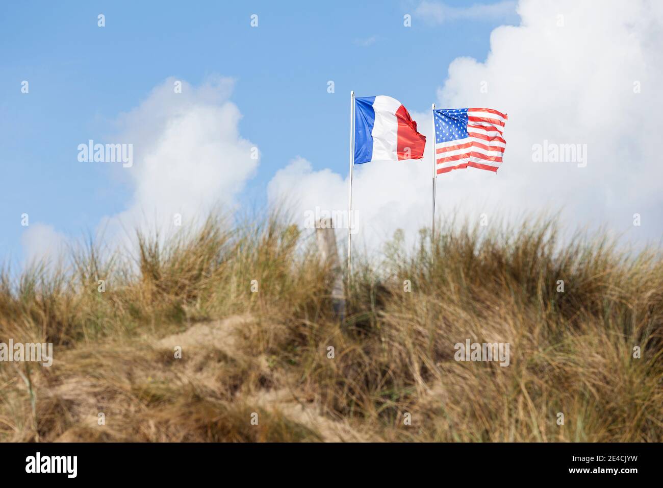 Le bandiere francesi e americane soffiano nel vento sopra le dune di Utah Beach. Normandia, Francia Foto Stock