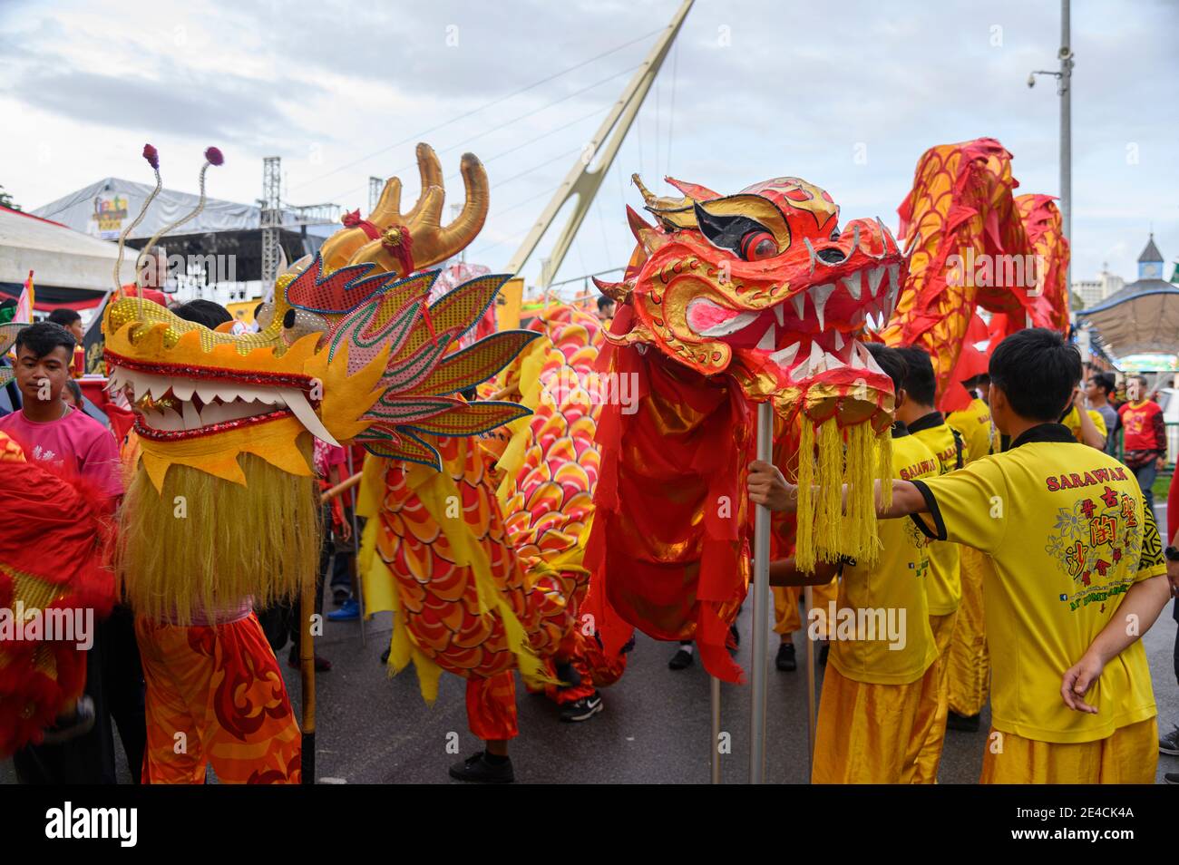 Teste colorate di drago nella sfilata cinese di Capodanno a Kuching, Malesia Foto Stock