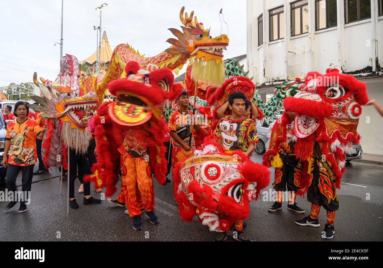 Giovani uomini in drago e leoni danza per i cinesi Sfilata di Capodanno Foto Stock