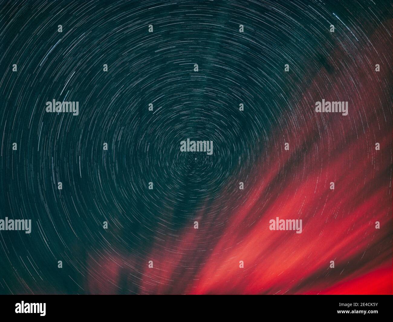 Sentieri stellari a nord con le nuvole in movimento e illuminate Foto Stock