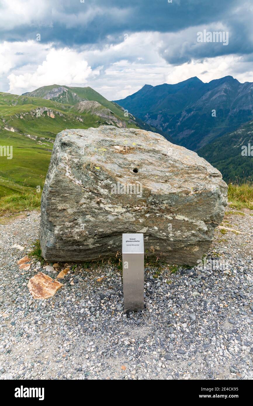 Granat mica ardesia rock, mostra geologica all'aperto, finestra Taurn, 2290 m, Hochtor, Grossglockner High Alpine Road, Hohe Taurn National Park, Salzburg state, Carinzia, Austria, Europa Foto Stock