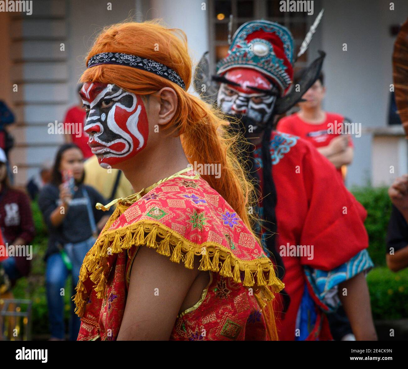 Volti dipinti nella sfilata cinese di Capodanno a Kuching Foto Stock
