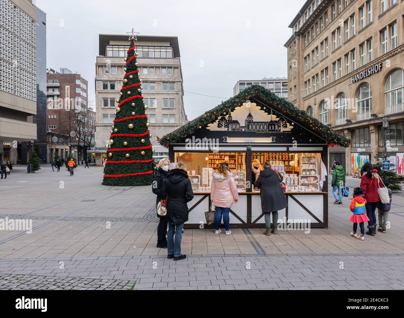 Essen, zona Ruhr, Renania Settentrionale-Vestfalia, Germania - Essen centro città in tempi della crisi della corona durante la seconda parte della chiusura, il tradizionale mercatino di Natale rimane chiuso nell'anno della corona, ci sono solo alcune bancarelle nella zona pedonale, qui su Willy-Brandt-Platz. Foto Stock