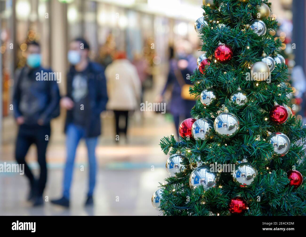 Essen, zona della Ruhr, Nord Reno-Westfalia, Germania - Essen centro città in tempi della crisi della corona durante la seconda parte della chiusura, passanti durante lo shopping di Natale nel centro commerciale decorato di Natale Rathaus Galerie Essen. Foto Stock