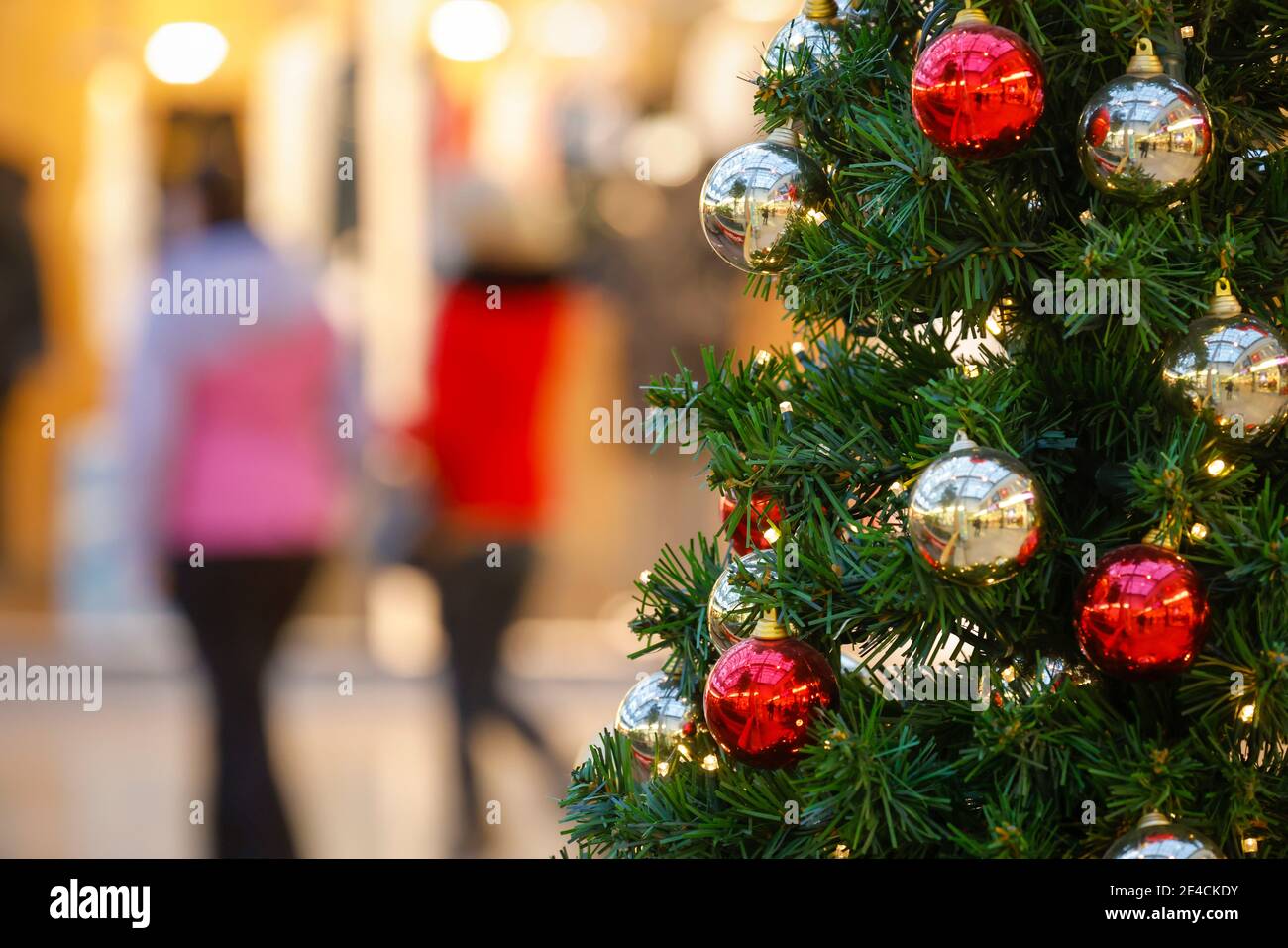 Essen, zona della Ruhr, Nord Reno-Westfalia, Germania - Essen centro città in tempi della crisi della corona durante la seconda parte della chiusura, passanti durante lo shopping di Natale nel centro commerciale decorato di Natale Rathaus Galerie Essen. Foto Stock