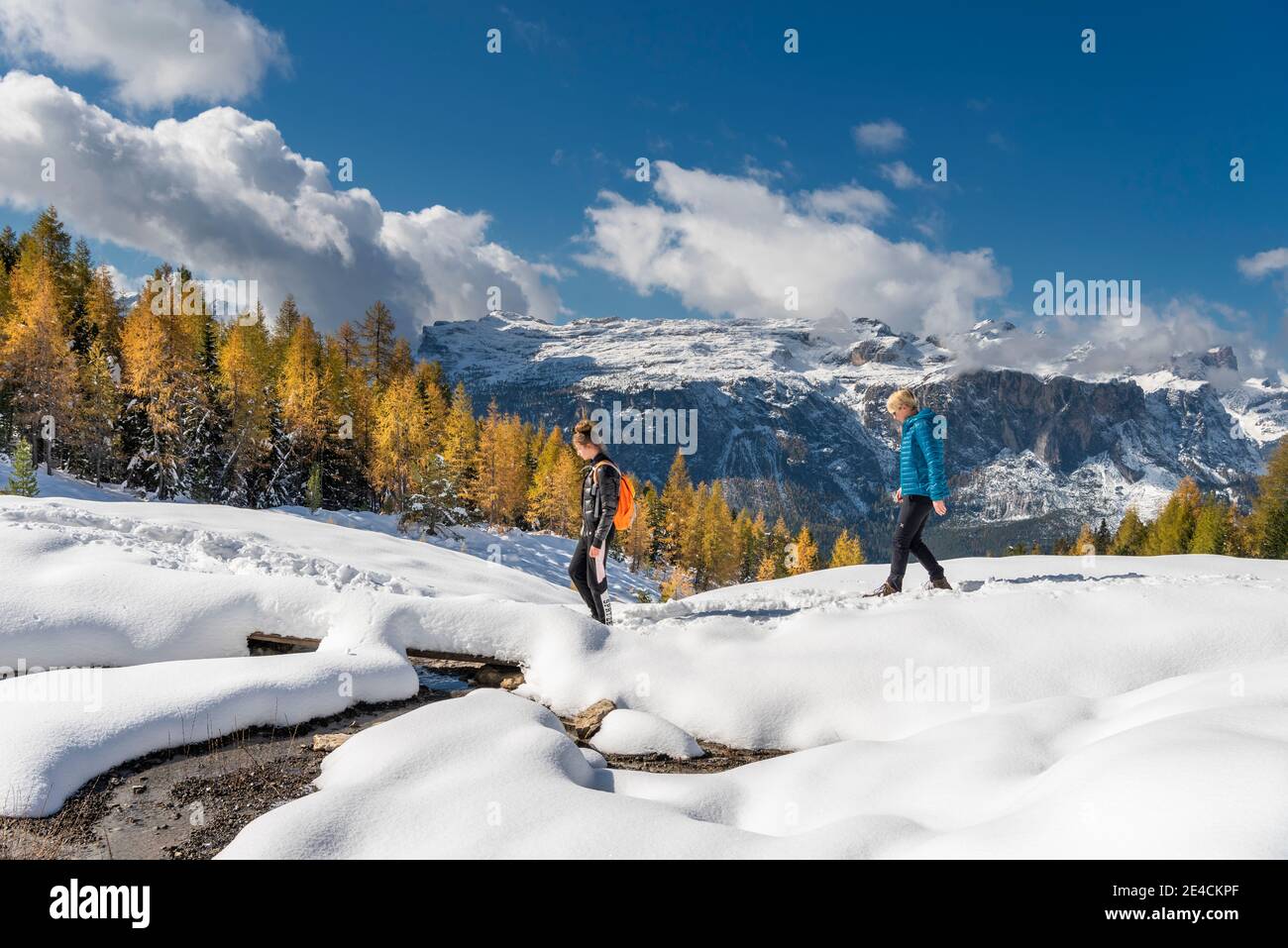 Hochabtei / alta Badia, Provincia di Bolzano, Alto Adige, Italia, Europa. Escursionisti sulla strada dei prati Armentara con la prima neve in autunno, dietro il gruppo Gardenacia Foto Stock