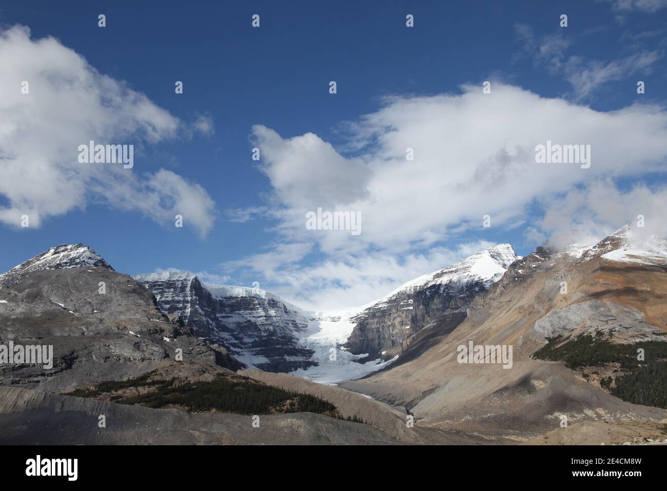 Vista della cupola della neve sul lato nord del Ghiacciaio Athabasca, Foto Stock