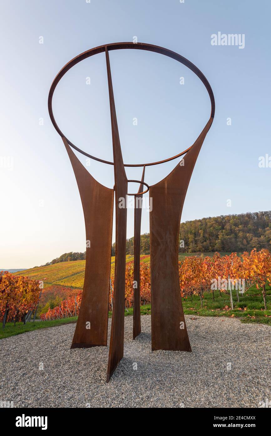 Europa, Germania, Baden-Wuerttemberg, Parco Naturale Stromberg Heuchelberg, Hohenhaslach, vigneto, colori autunnali, sentiero lungimirante, calice di speranza Foto Stock