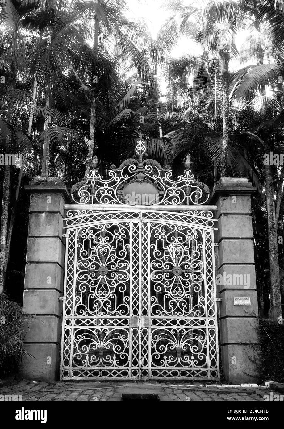 Cancello in pietra all'interno del giardino botanico [versione in bianco e nero] Foto Stock