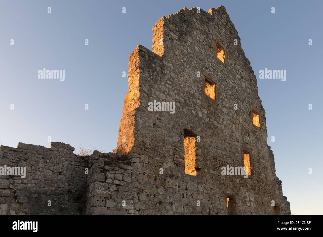 Europa, Baden-Wuerttemberg, Alb sveva, area della biosfera, Bad Urach, Schlossberg, rovina di Hohenurach nella luce della sera, la luna brilla attraverso la finestra Foto Stock