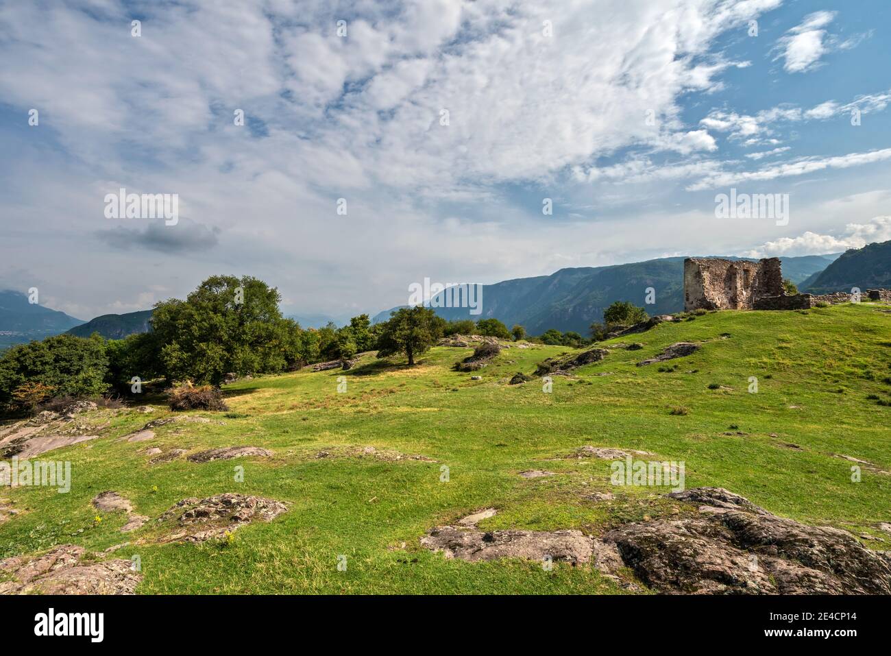 Montan, Provincia di Bolzano, Alto Adige, Italia. Su Castelfeder si trovano tracce di insediamento preistorico e alto borgo medievale Foto Stock