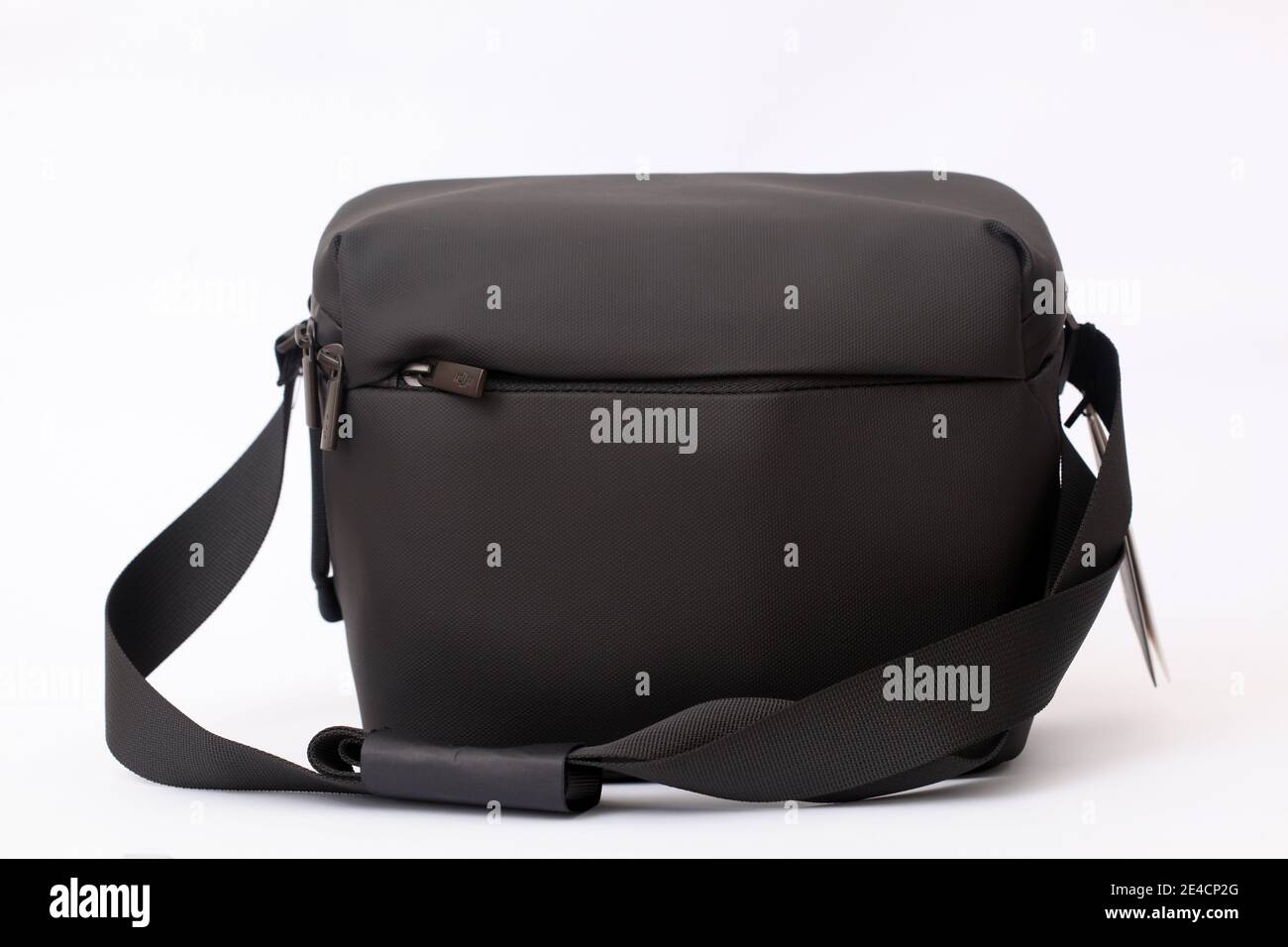 Elegante borsa nera isolata su sfondo bianco Foto Stock