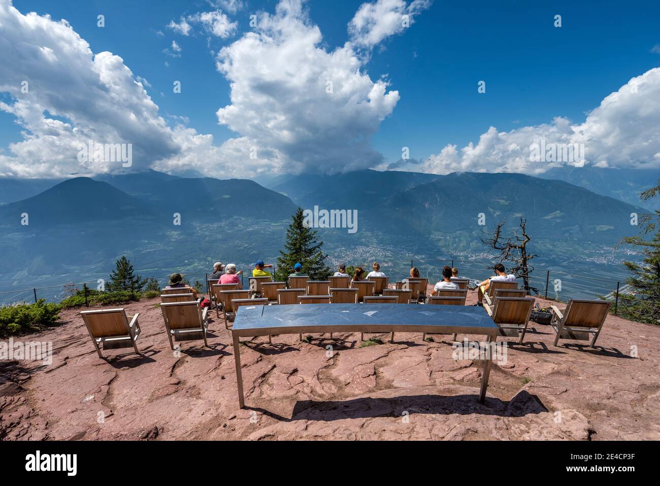 Verano, Provincia di Bolzano, Alto Adige, Italia. Il Knottnkino su Rotsteinkogel, nella valle il paese di Lana Foto Stock
