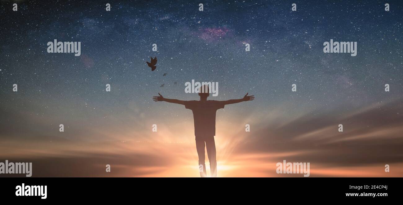 L'uomo felice che pensa che la visione ambiziosa di energia di empowerment su sfondo di moutain. La preghiera cristiana ama la libertà adorare lodare Dio. Forza coura Foto Stock