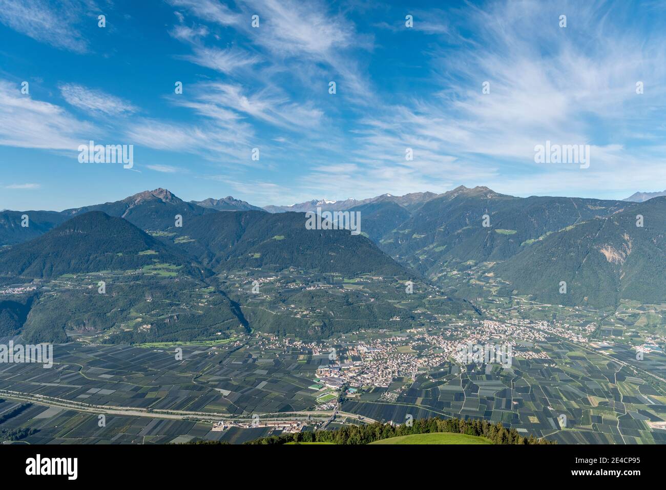 Verano, Provincia di Bolzano, Alto Adige, Italia. Vista dal Rotsteinkogel fino a Lana Foto Stock