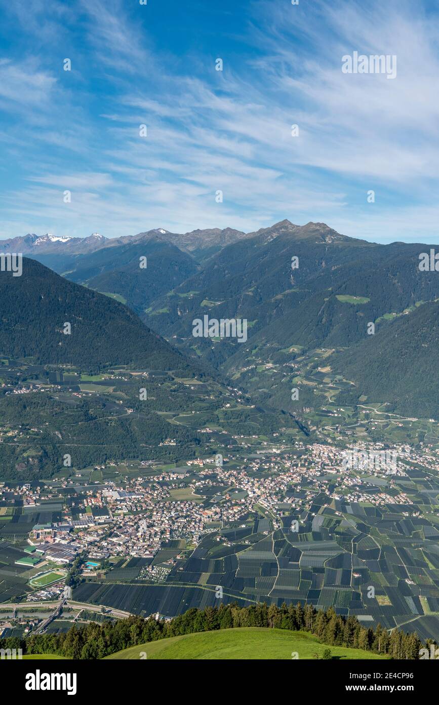 Verano, Provincia di Bolzano, Alto Adige, Italia. Vista dal Rotsteinkogel fino a Lana Foto Stock