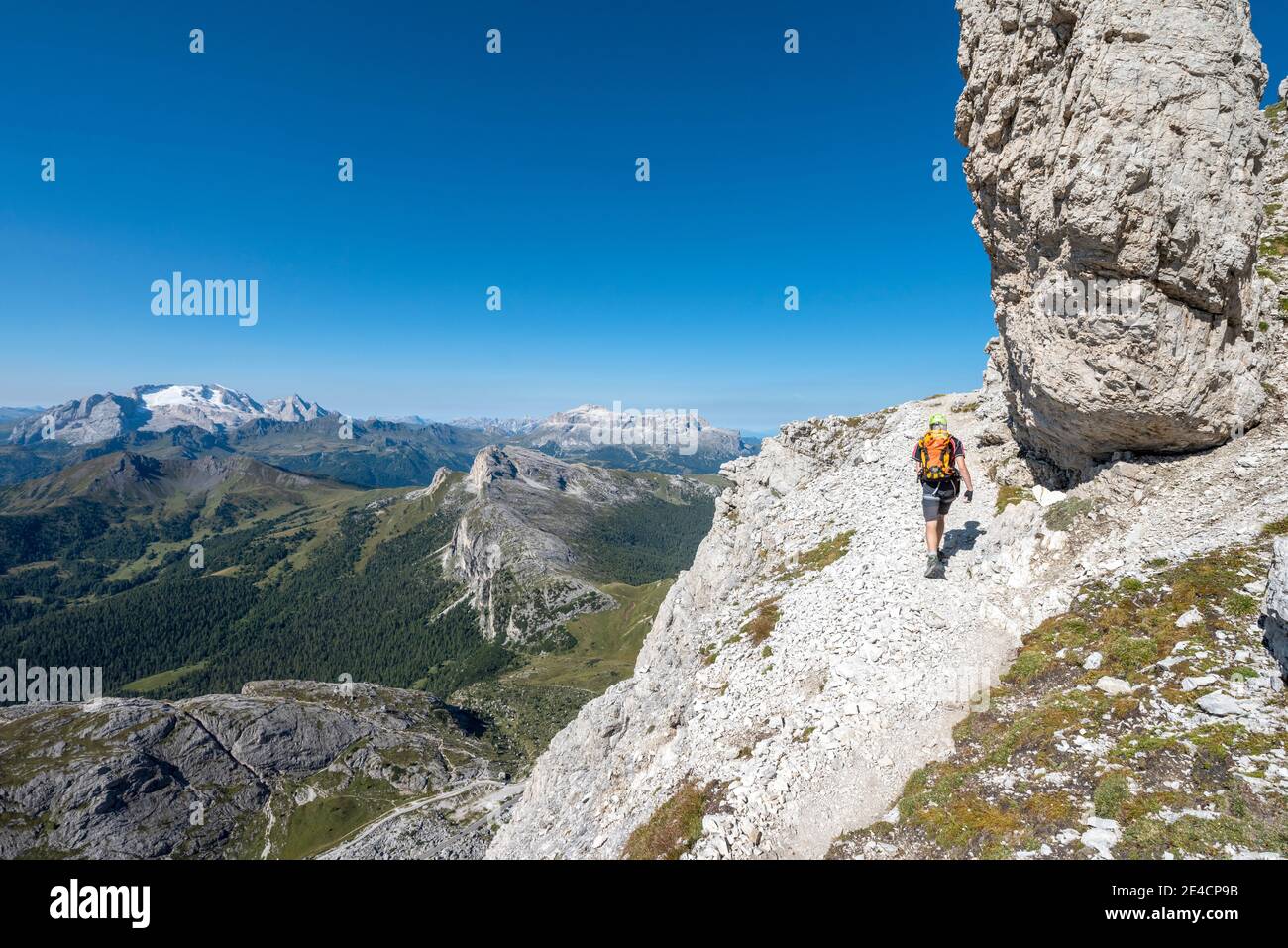 Passo dell'Alzarego, Dolomiti, Provincia di Belluno, Veneto, Italia. Gli alpinisti sulla via fissa della Kaiserjäger sul Lagazuoi Foto Stock