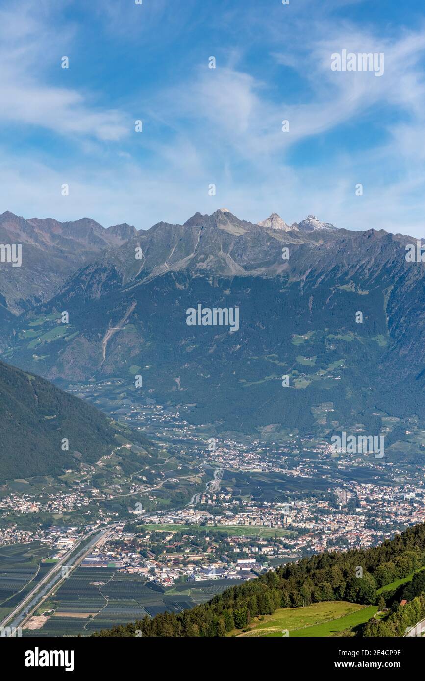 Verano, Provincia di Bolzano, Alto Adige, Italia. Vista dal Rotsteinkogel a Merano, sopra le cime del gruppo dei Texel Foto Stock