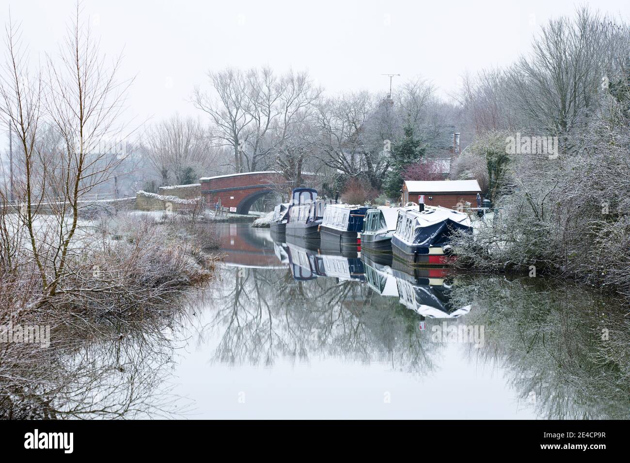 Canal boats sul canale di oxford nella neve di gennaio. Somerton, North Oxfordshire, Inghilterra Foto Stock