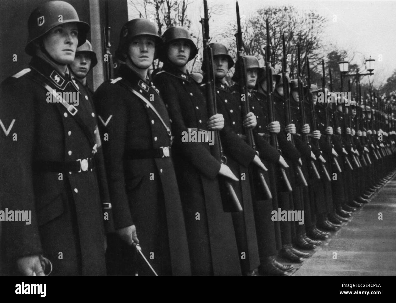 9 novembre 1935 Königsplatz a Mnich Leibstandarte-SS Adolf Hitler Foto Stock