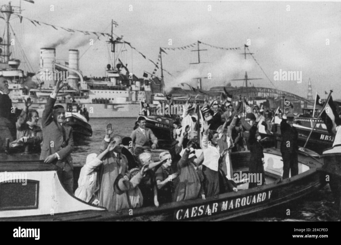 La gente saluta Hitler al porto di Amburgo Foto Stock