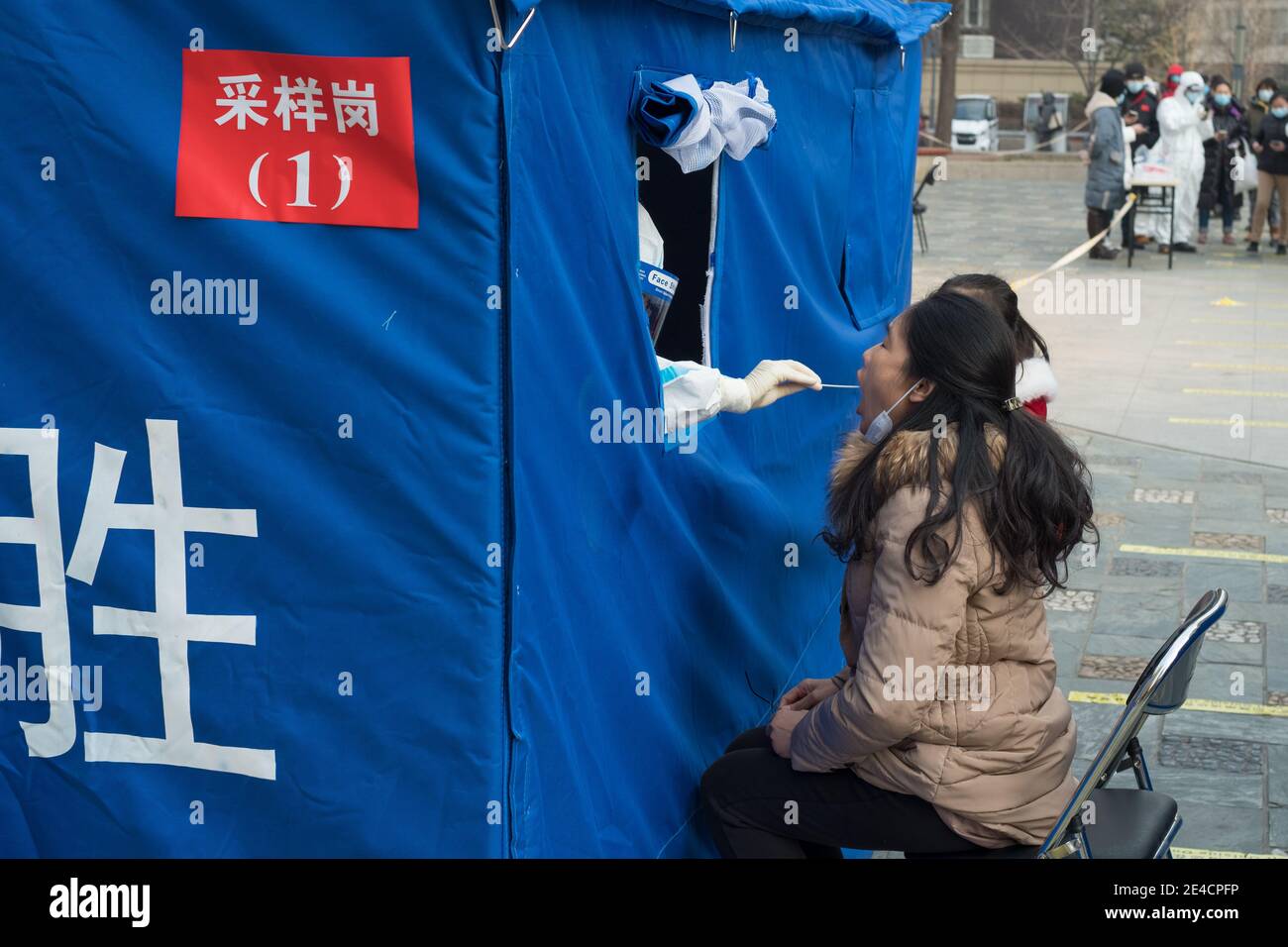 Il medico raccoglie un tampone da un residente per il test degli acidi nucleici, a seguito di nuovi casi del coronavirus a Pechino, Cina 23 gennaio 2021. Foto Stock
