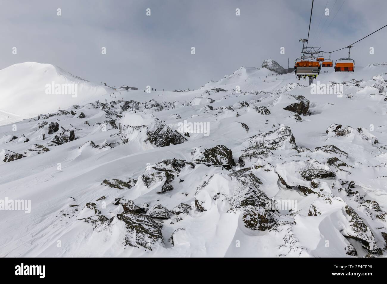 Svizzera, Graubünden, Samnaun, Austria, Tirolo, Ischgl, seggiovia da Alp Trida a Viderjoch in un giorno tempestoso Foto Stock