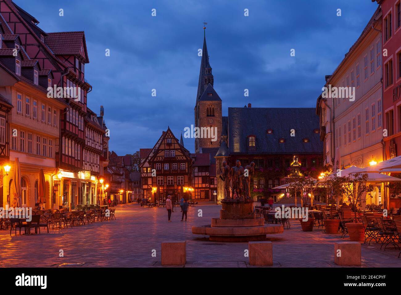 Piazza del mercato con il municipio e la chiesa del mercato di San Benedikti al crepuscolo Centro storico, Quedlinburg, Harz, Sassonia-Anhalt, Germania, Europa Foto Stock