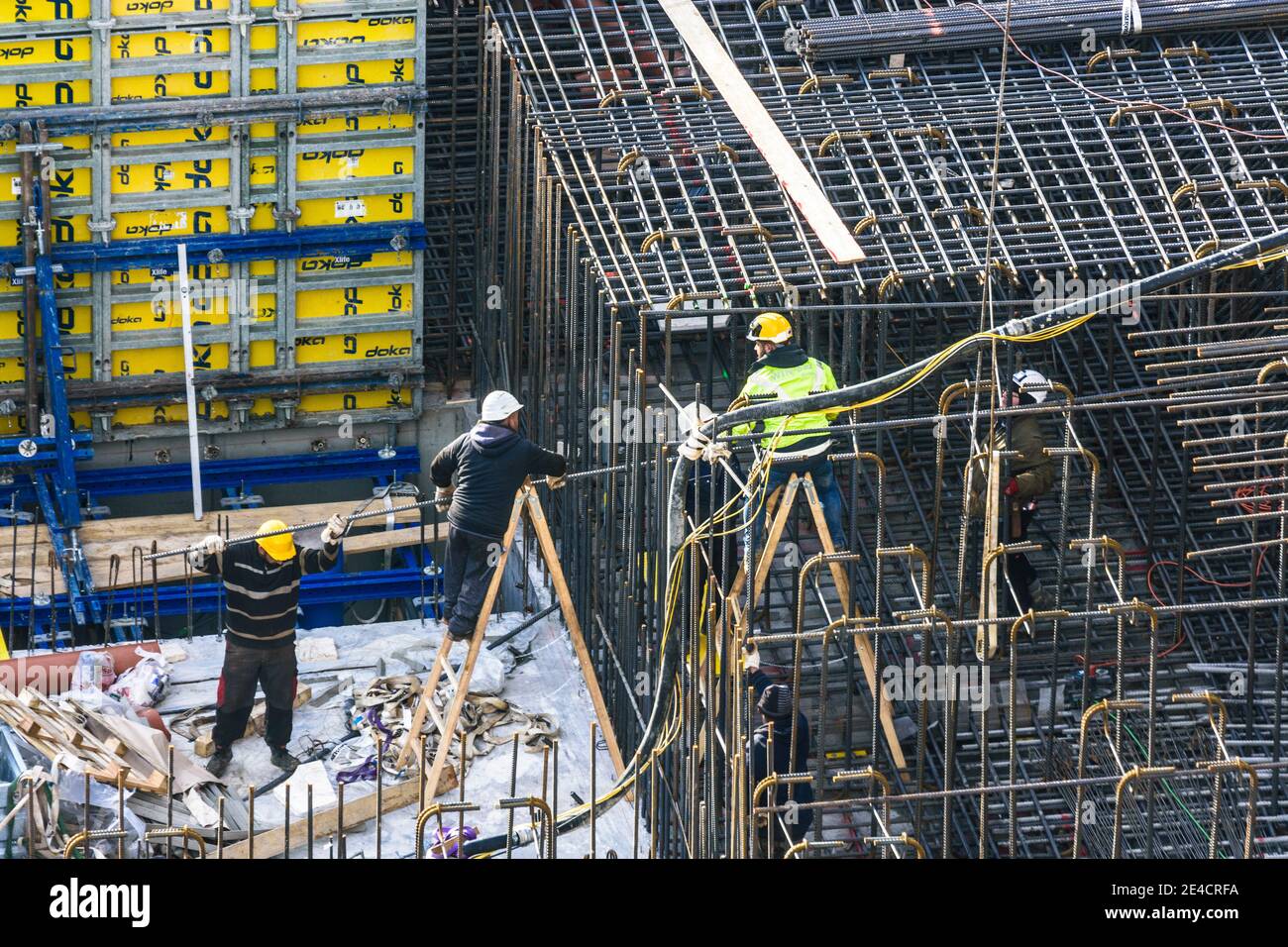 Vienna, cantiere, operai di costruzione installano treccia di rinforzo per una piastra di base di un edificio alto, progetto 'Danube Flats' nel 22. Donaustadt, Austria Foto Stock