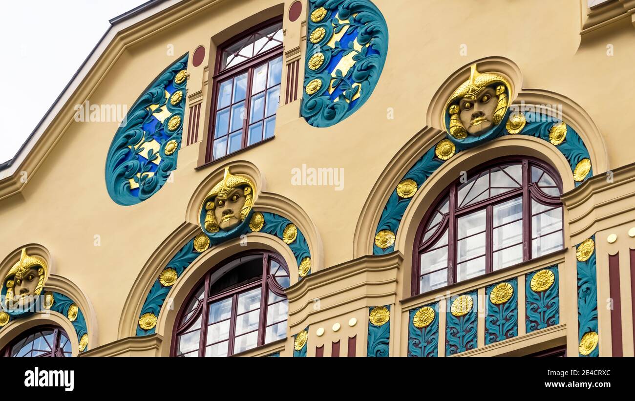 Particolare di una facciata in stile Liberty. Fu costruito tra il 1899 e il 1900 e progettato da Ernst Haiger e Henry Helbig. È un esempio della classificazione Art Nouveau di Monaco. Foto Stock