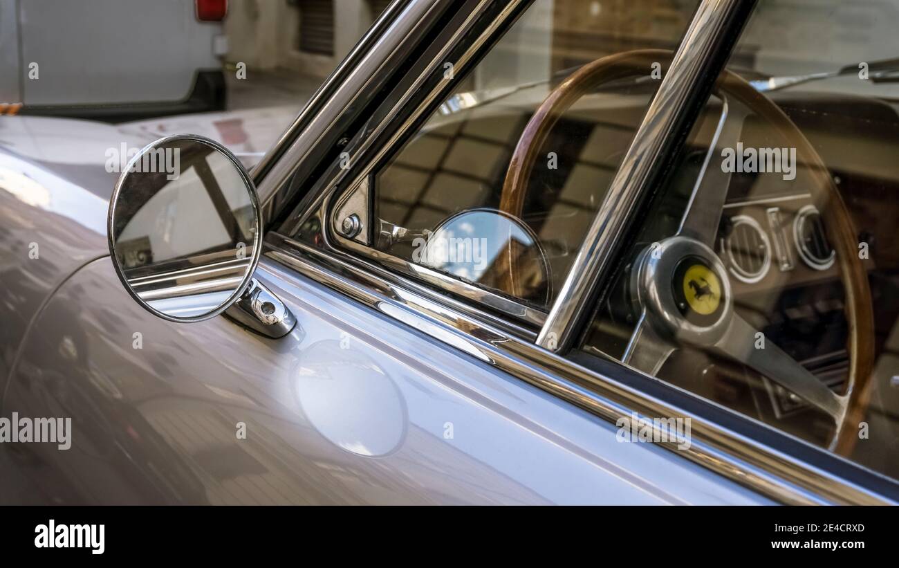 Specchietto retrovisore di una Ferrari 330 GT 2 + 2 (1964–1967) a Monaco. Progettato da Sergio Pininfarina Foto Stock