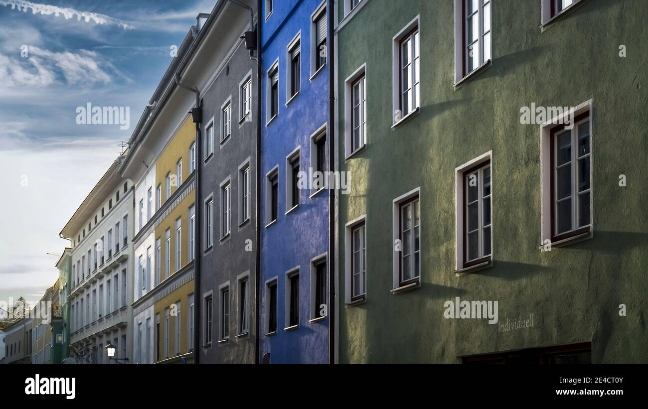 Facciate colorate di case a Wasserburg Foto Stock