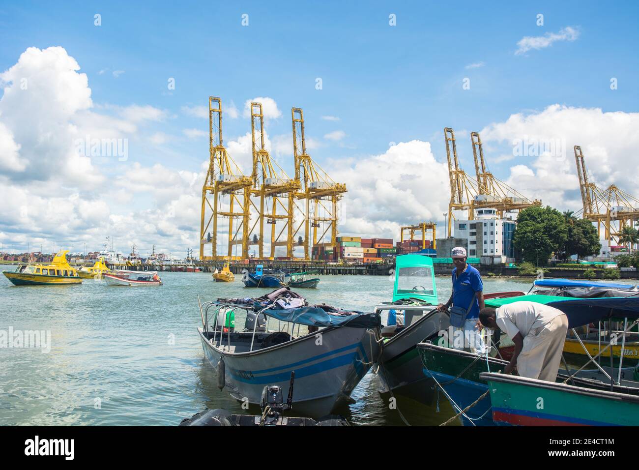 Buenaventura, Valle del Cauca, Colombia: Porto di Buenaventura o scena portuale cargo con pescatori, pesca e imbarcazioni turistiche in primo piano. Foto Stock