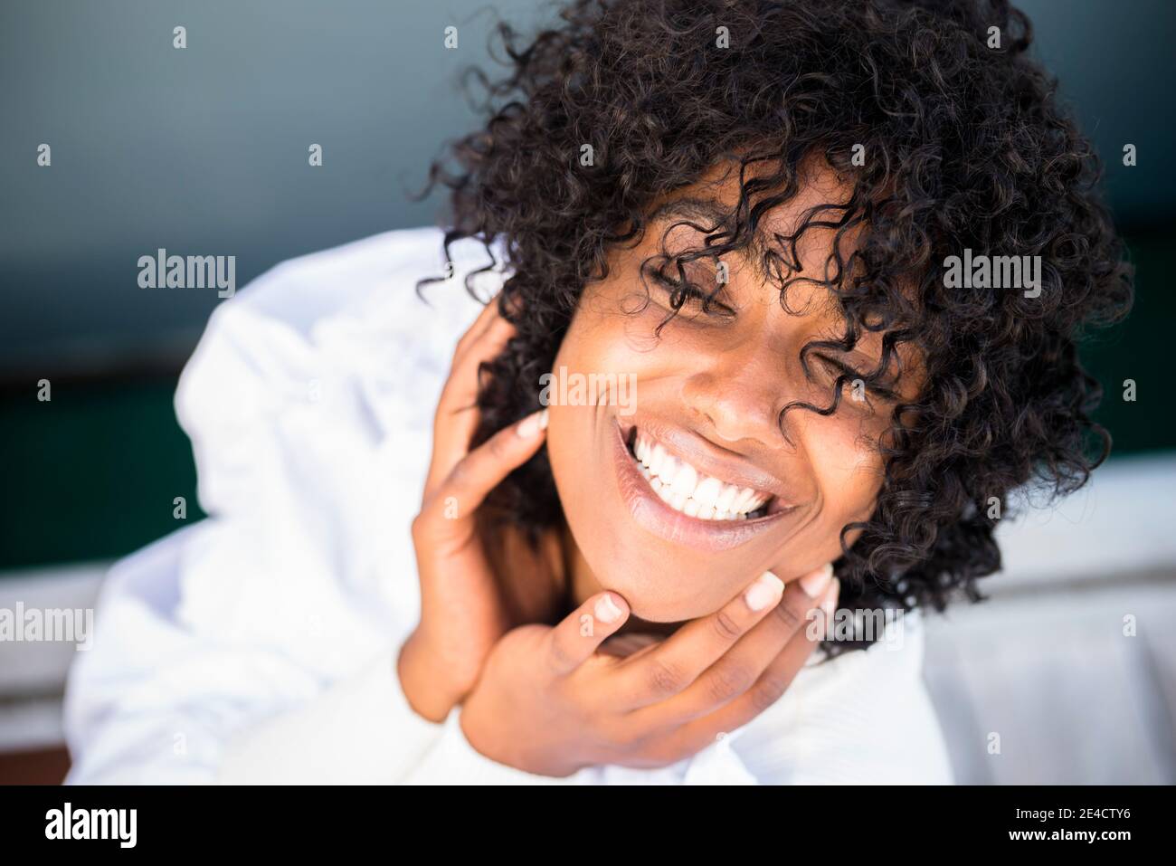 Allegro felice giovane donna ritratto - nero africano bella ragazza sorridi e goditi la fotocamera all'aperto - denti perfetti e. bellezza pelle e capelli femmina africana Foto Stock