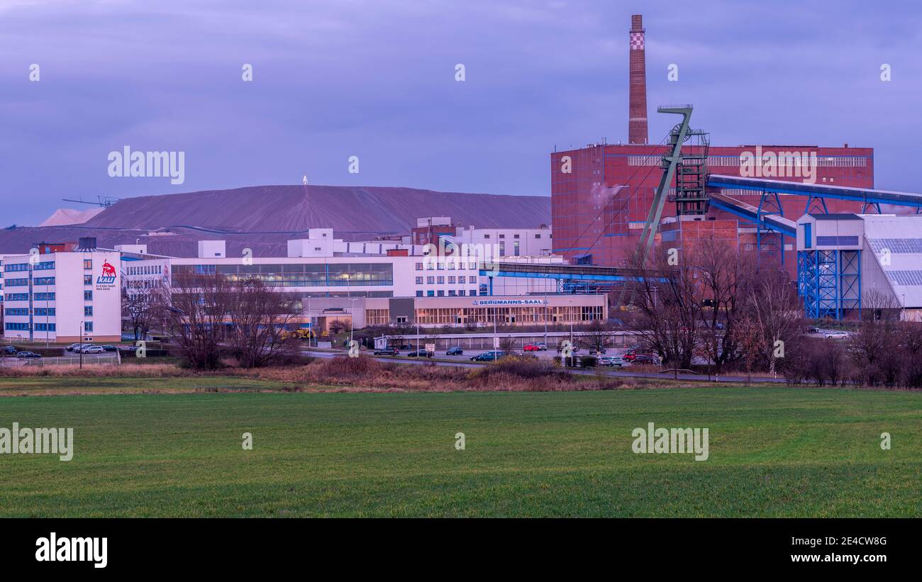 Germania, Sassonia-Anhalt, Zielitz, K + S impianto di potassa con edificio amministrativo e discarica dei rifiuti. Foto Stock