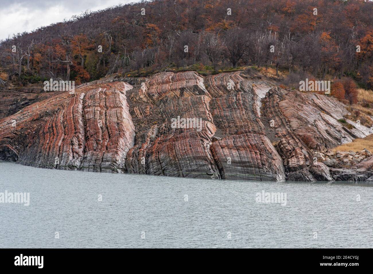 Formazione rocciosa nella laguna del ghiacciaio Puerto Morene a Patagonia, Argentina... Foto Stock