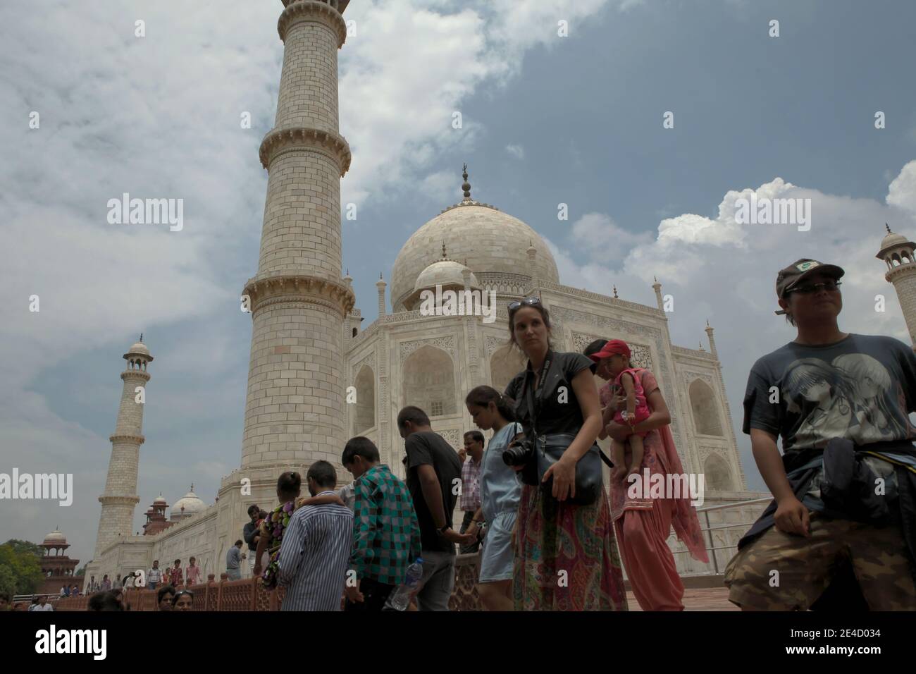 I visitatori camminano lungo l'uscita di Taj Mahal ad Agra, Utttar Pradesh, India. Foto Stock