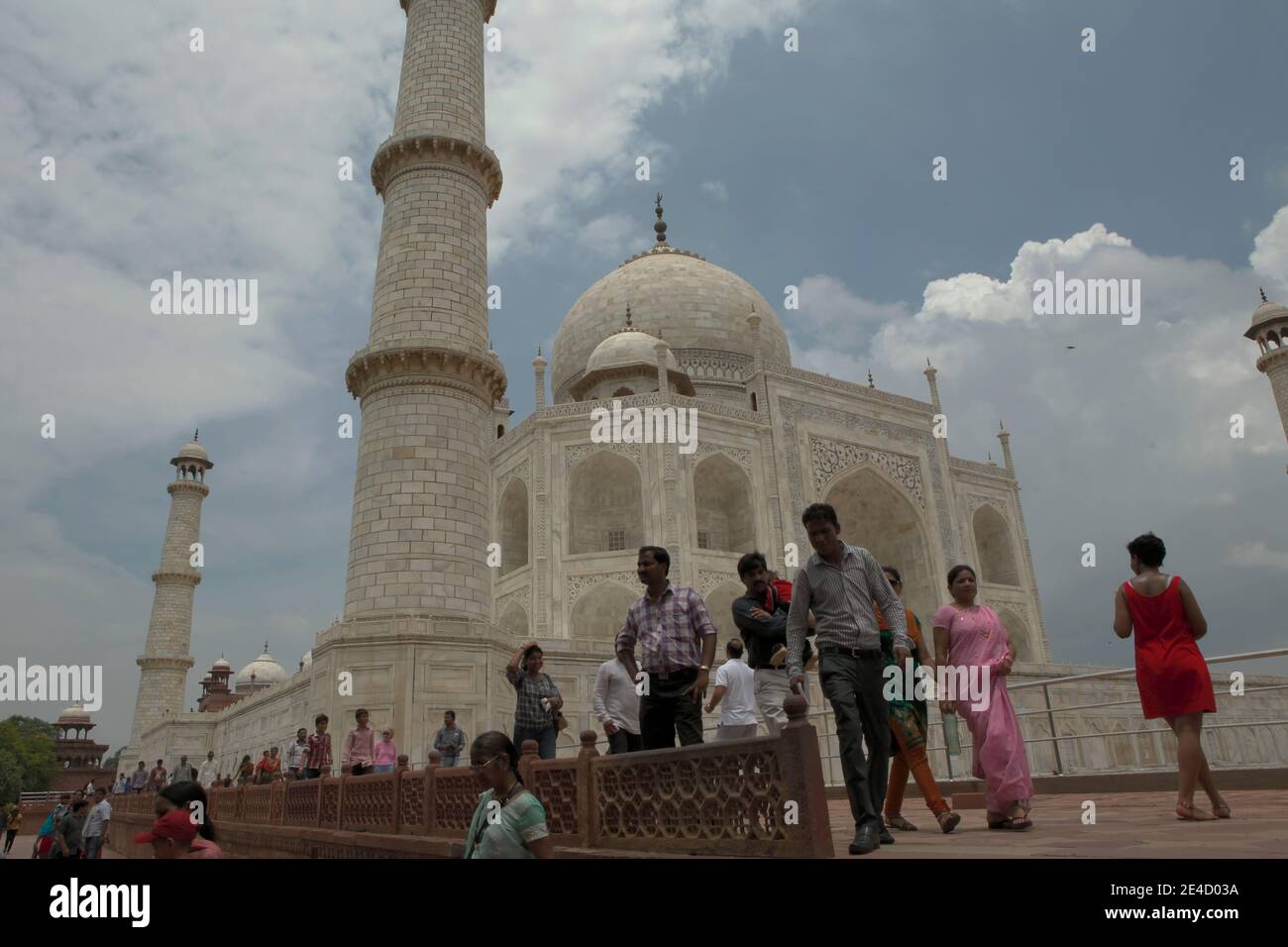 I visitatori camminano lungo l'uscita di Taj Mahal ad Agra, Utttar Pradesh, India. Foto Stock