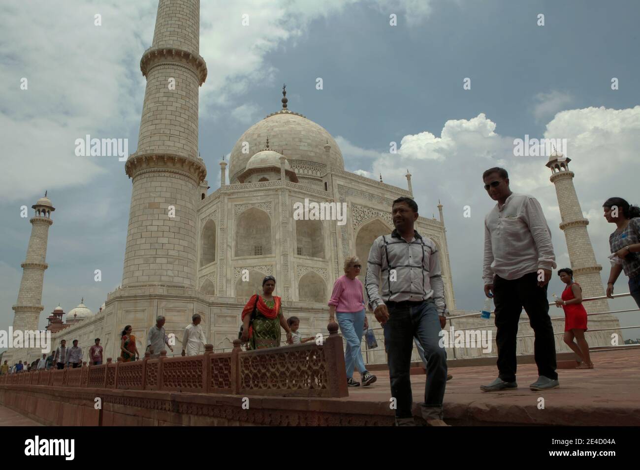 I visitatori camminano lungo l'uscita di Taj Mahal ad Agra, Utttar Pradesh, India. Foto Stock