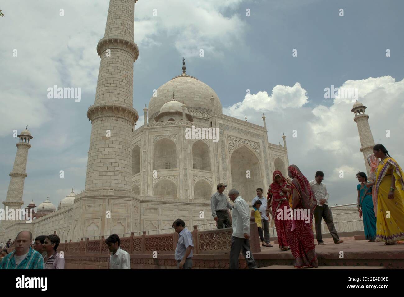 I visitatori camminano lungo l'uscita di Taj Mahal ad Agra, Utttar Pradesh, India. Foto Stock