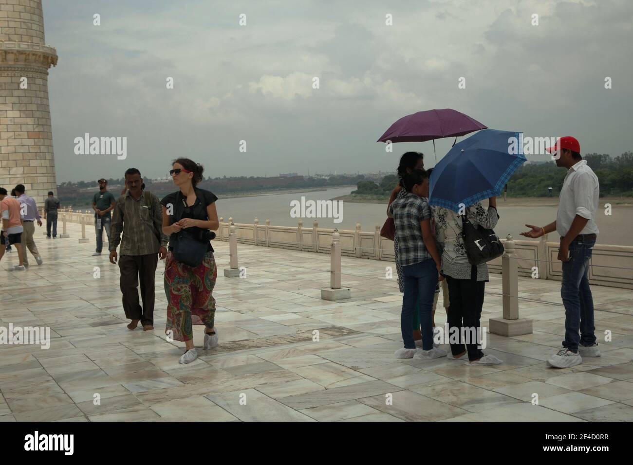 Visitatori sulla piattaforma Taj Mahal di fronte al fiume Yamuna. Agra, Uttar Pradesh, India. Foto Stock