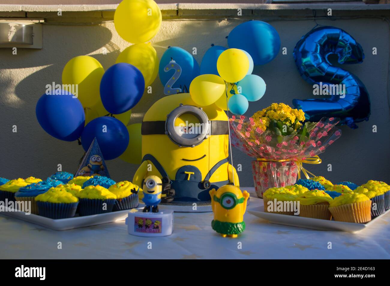 Minions Party Cake, idee per feste di compleanno dei bambini, minion giallo e blu, concetto di festa per bambini di 2 giorni Foto Stock