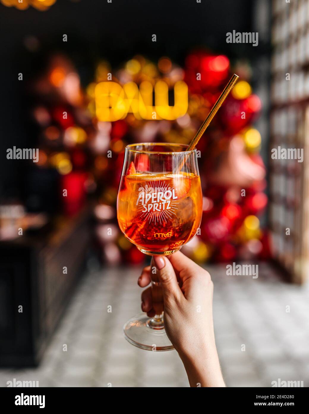 Tenere a mano un bicchiere di cocktail aperol Spritz Foto Stock