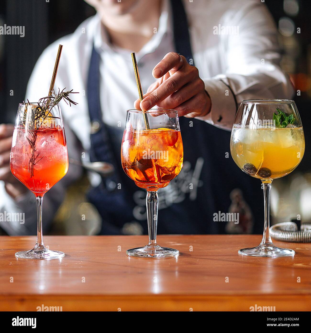 Barman che fa gli scarafaggi alcolici della frutta sulla scrivania di legno Foto Stock