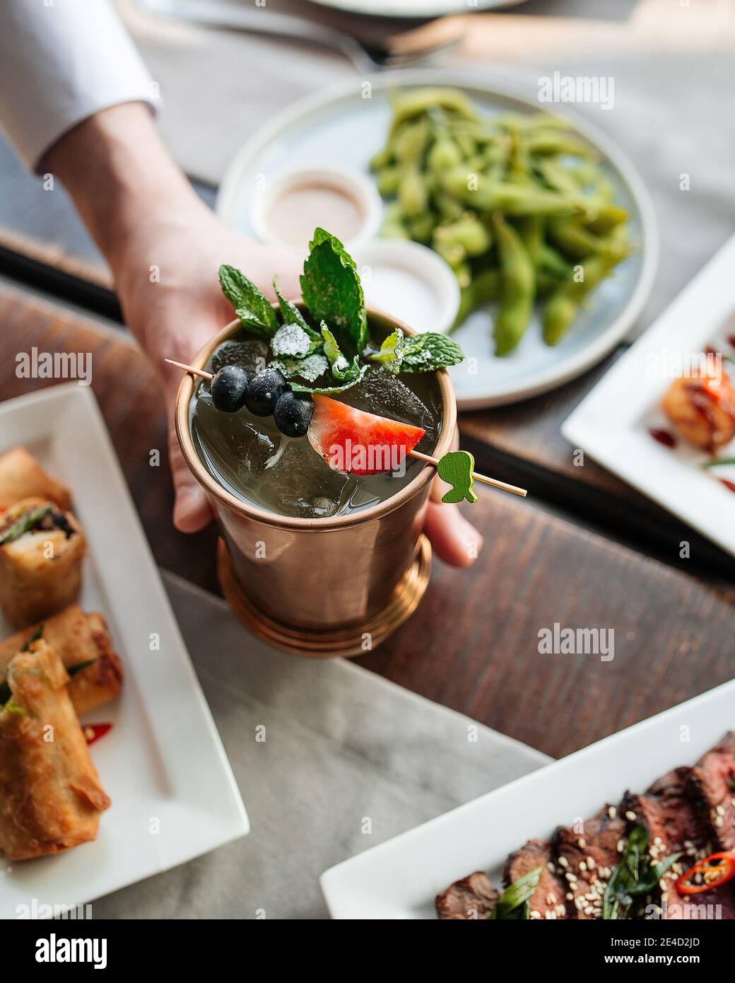 Rinfrescante cocktail di champagne in una tazza di rame Foto Stock