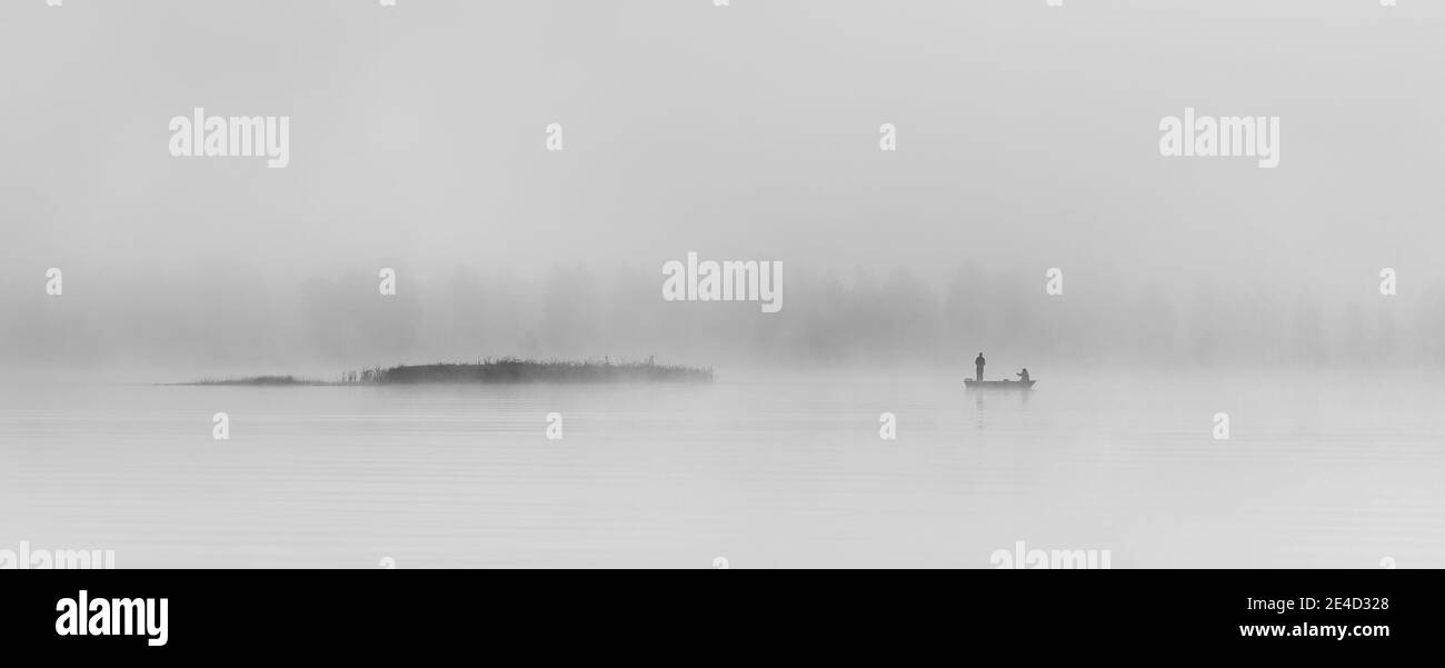 Pesca in bella, mattina foggy Foto Stock